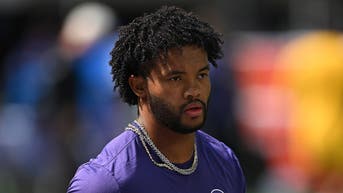 QB , de los Vikings, en las reuniones del equipo un día después de que una grave conmoción cerebral le dejara fuera del partido - Fox News