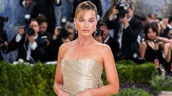 Margot Robbie está espectacular en bikini mientras graba escenas en la playa con Bradley Cooper - Fox News