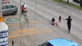 Una tienda premia a un empleado que reaccionó con rapidez y sujetó a un niño antes de que la furgoneta pudiera atropellarlo - Fox News