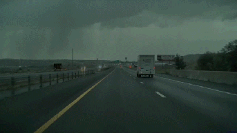 Una cámara de salpicadero capta cómo un rayo arrasa una autopista de « Utah » a solo unos pies de un camión que circulaba a toda velocidad - Fox News