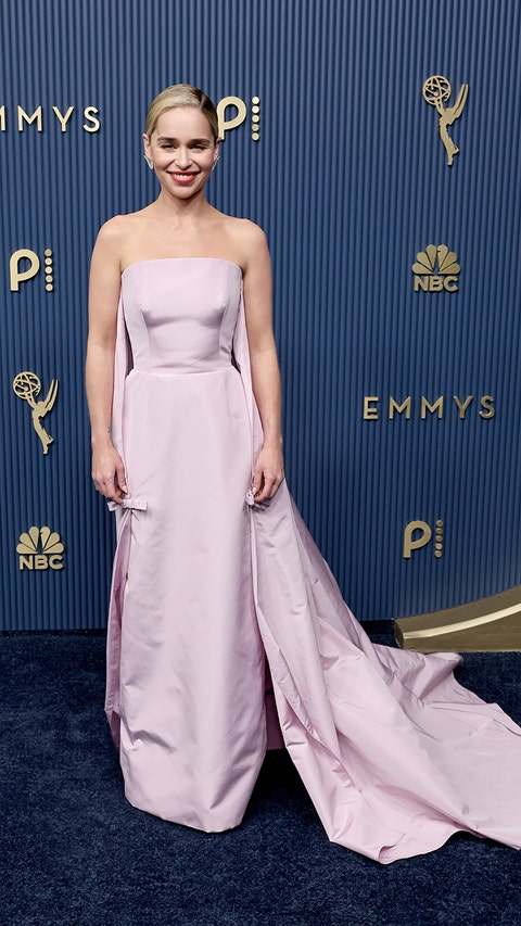 78.ª EDICIÓN DE LOS PREMIOS EMMY EN HORARIO DE MÁXIMA AUDIENCIA -- En la imagen: Emilia Clarke llega a la 78.ª edición de los Premios Emmy en horario de máxima audiencia, celebrada en el Teatro « Peacock » el 14 de septiembre de 2026. -- (Foto de: Randy Shropshire/NBC vía Getty Images)