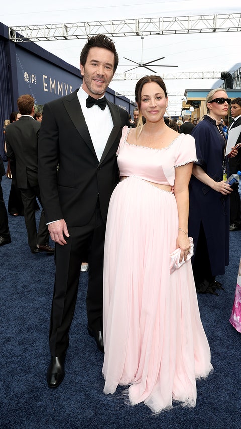 78.ª EDICIÓN DE LOS PREMIOS EMMY DE PRIMETIME -- En la foto: (de izquierda a derecha) Tom Pelphrey y Kaley Cuoco llegan a la 78.ª edición de los Premios Emmy de Primetime, celebrada en el Teatro « Peacock » el 14 de septiembre de 2026. -- (Foto de: Todd Williamson/NBC vía Getty Images)