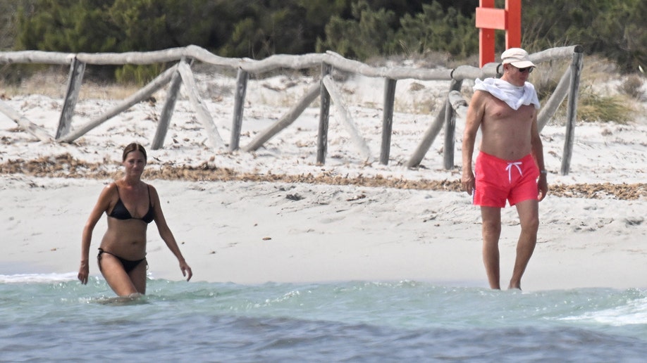 Yasmin Le Bon and Simon Le Bon in Italy with their friends.