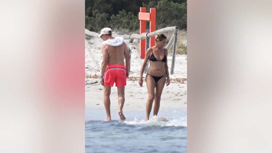 Yasmin Le Bon and Simon Le Bon walking on the beach while on vacation in Italy.