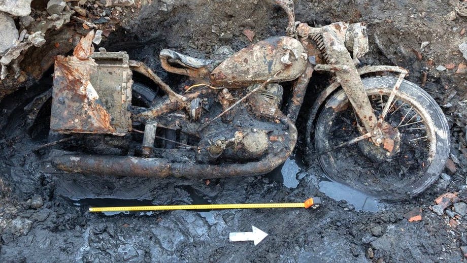 El misterio rodea a los soldados alemanes hallados cerca de una moto de la Segunda Guerra Mundial cubierta de barro en el Danubio