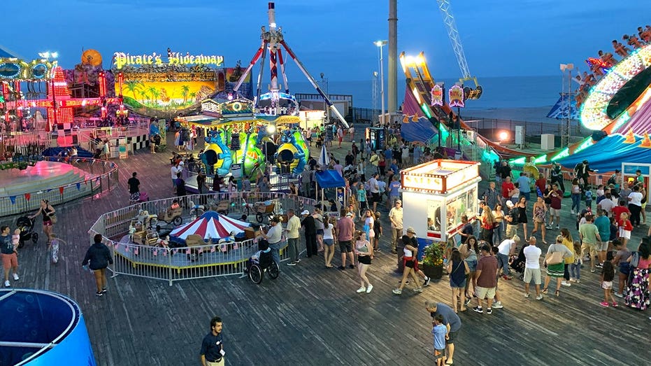 Frightening scene unfolds on iconic sky ride as child falls down onto boardwalk