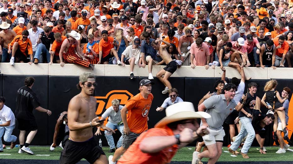 Oklahoma State stuns Oregon, deals early season blow to Ducks' national title hopes