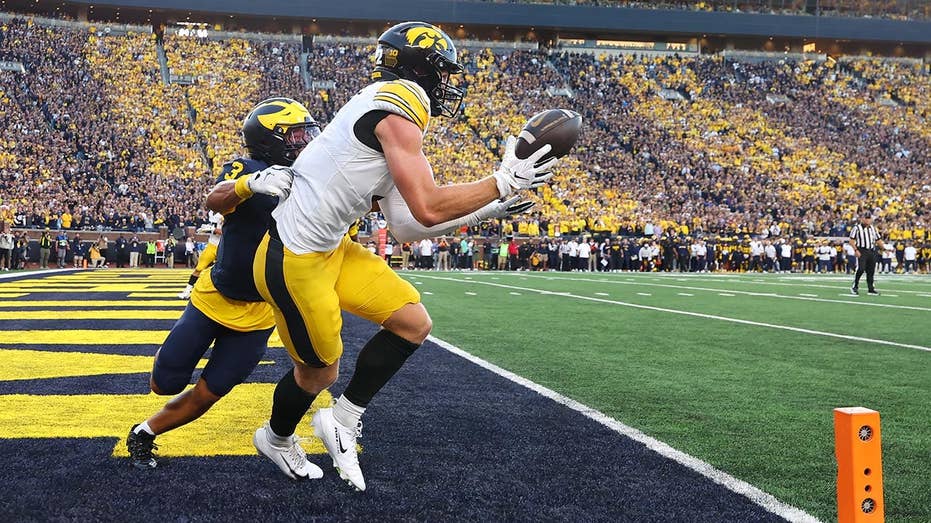 Hank Brown's last-second touchdown pass lifts Iowa to 20-19 win over Michigan in Big Ten