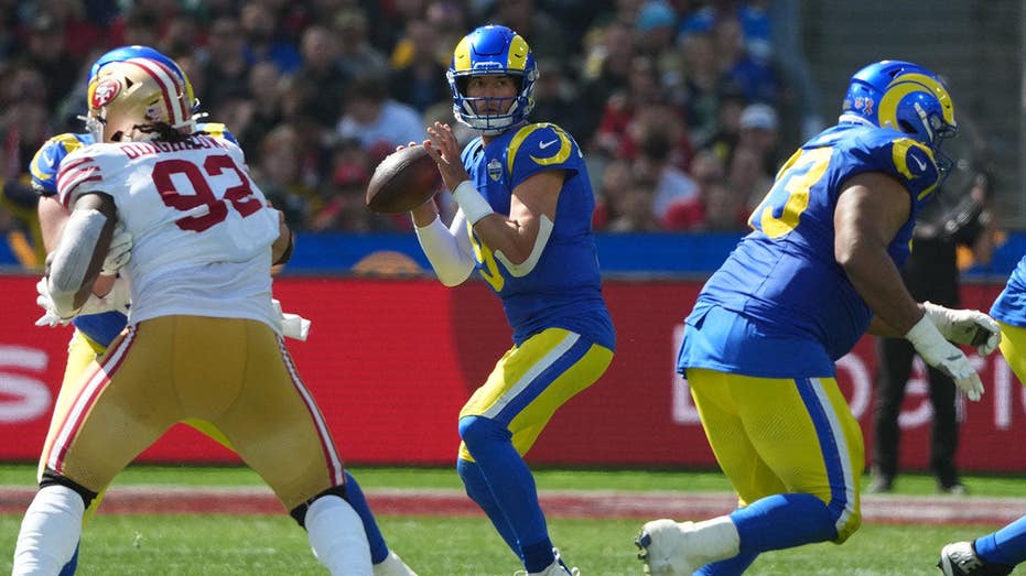 Fans get into nasty brawl at 49ers-Rams watch party, NC State kid has problem with push-ups & ref pulls hammy