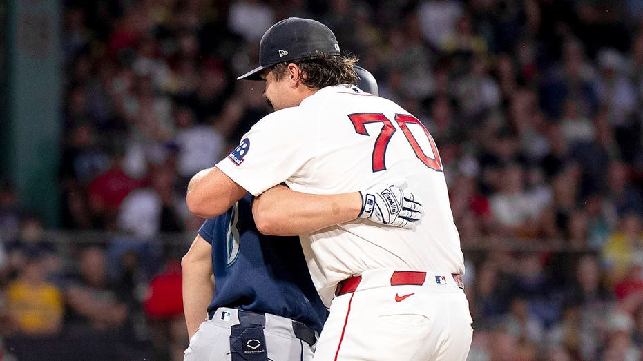Red Sox starter records an out in hilarious fashion by hugging Mariners' baserunner