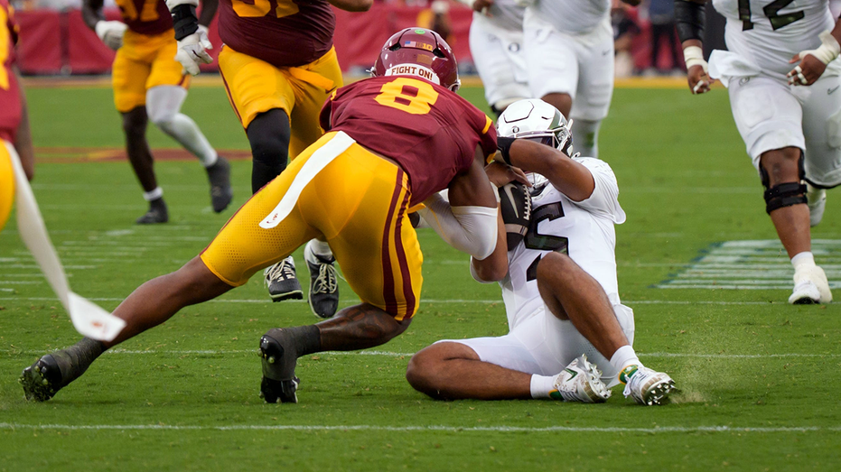 Oregon Ducks QB Dante Moore carted off the field after a vicious hit to the head against USC