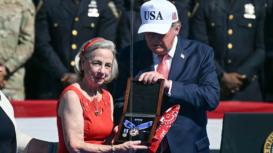 Trump posthumously awards Medal of Freedom to 9/11's 'man in red bandana'