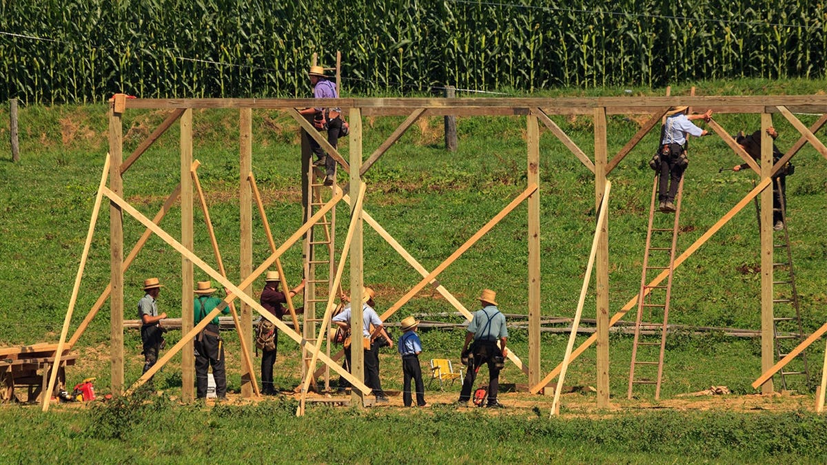 Amish-barn-raising