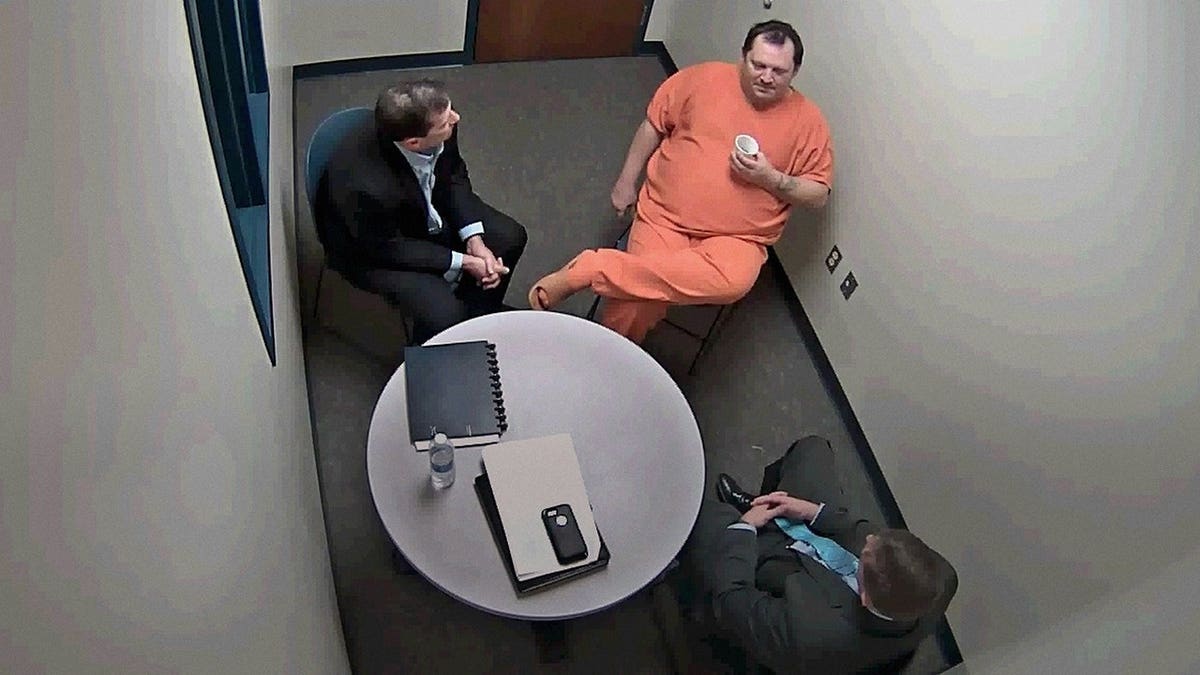 Aubrey Trail, vestido todo de naranja, está siendo investigado por la policía.