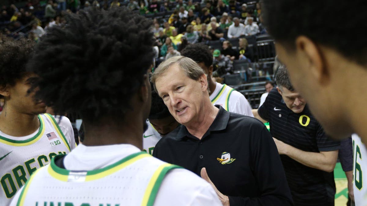 Dana Altman talks to Oregon Ducks players before a game in Eugene, Ore.