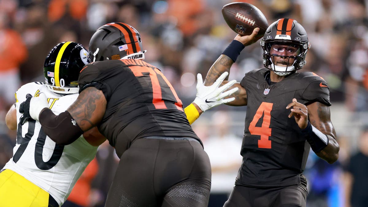 Deshaun Watson throwing a touchdown pass