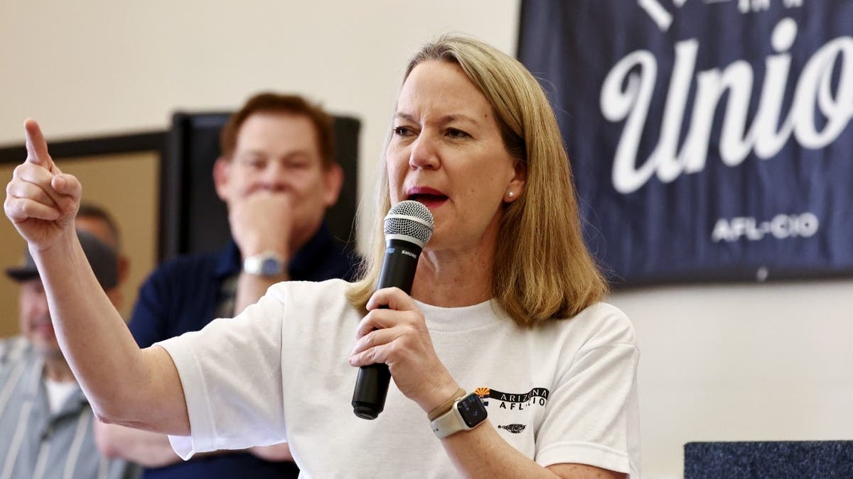 PHOENIX, ARIZONA - 2 DE NOVIEMBRE: La fiscal general de Arizona, Kris Mayes, habla en el acto de lanzamiento de la campaña «GOTV» (Get Out the Vote) de la AFL-CIO de Arizona, junto a miembros del sindicato y simpatizantes, el 2 de noviembre de 2024, en Phoenix, Arizona. El acto sirvió para destacar el apoyo a la Proposición 139, que codificaría «el derecho fundamental al aborto» en Arizona, un estado decisivo, a tres días de las elecciones.