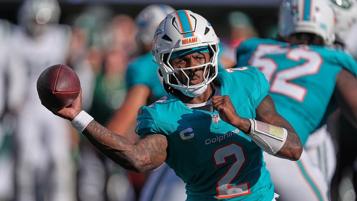 Malik Willis passes during an NFL game against the New York Jets.