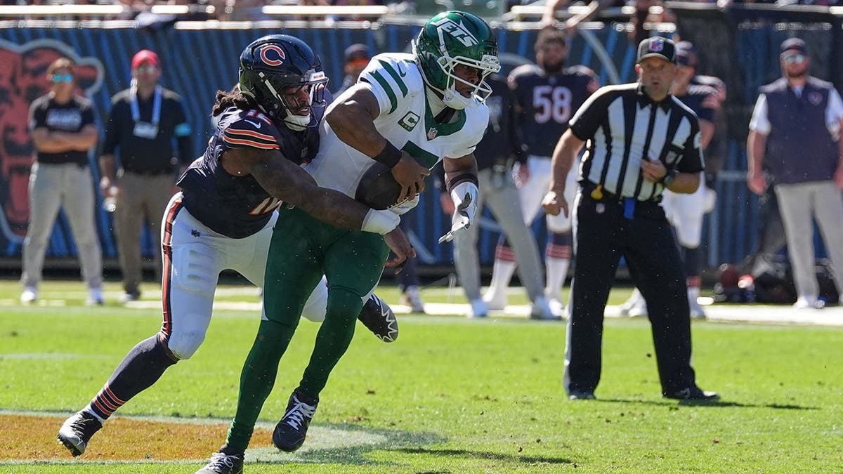 Devin Bush sacks Geno Smith during an NFL game in Chicago.