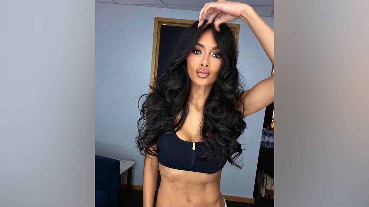 Nicole Scherzinger takes a selfie and posts it on instagram.