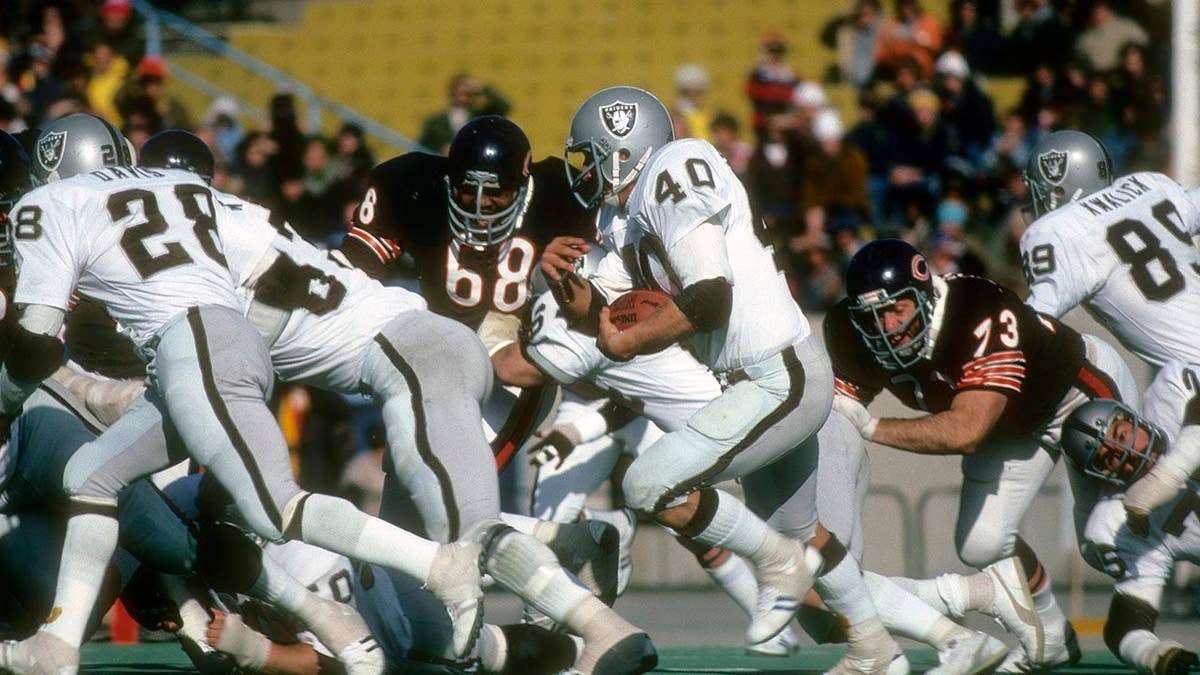 Pete Banaszak running with the ball during an NFL game