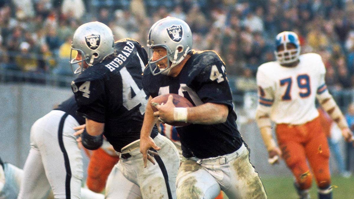 Pete Banaszak running with the football during an Oakland Raiders game