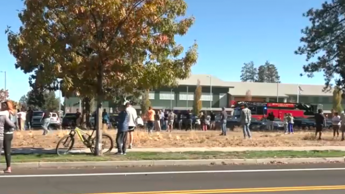 La policía interviene cerca de la escuela primaria Silver Rail, en Bend (Oregón)