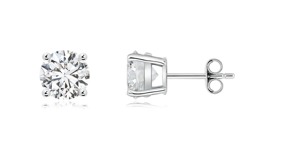 Ideal for daily wear, these diamond earrings are great for any occasion.
