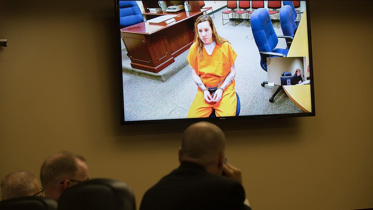 Bailey Boswell comparece por videoconferencia en su primera comparecencia ante la juez Linda Bauer.