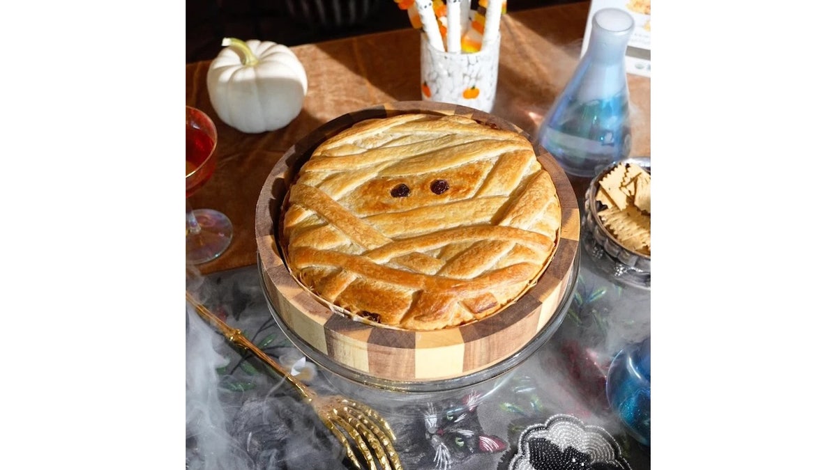 Includes a beautiful acacia wood serving bowl.