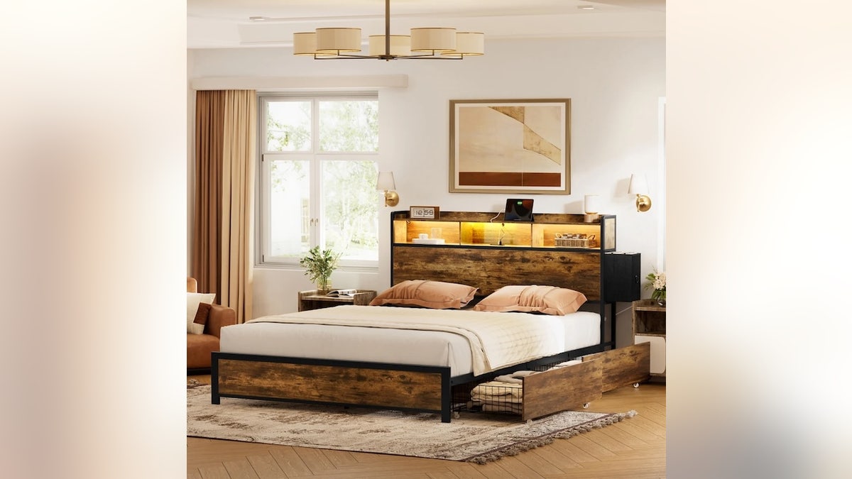 The built-in LED lights have 20 color options and 22 lighting modes.