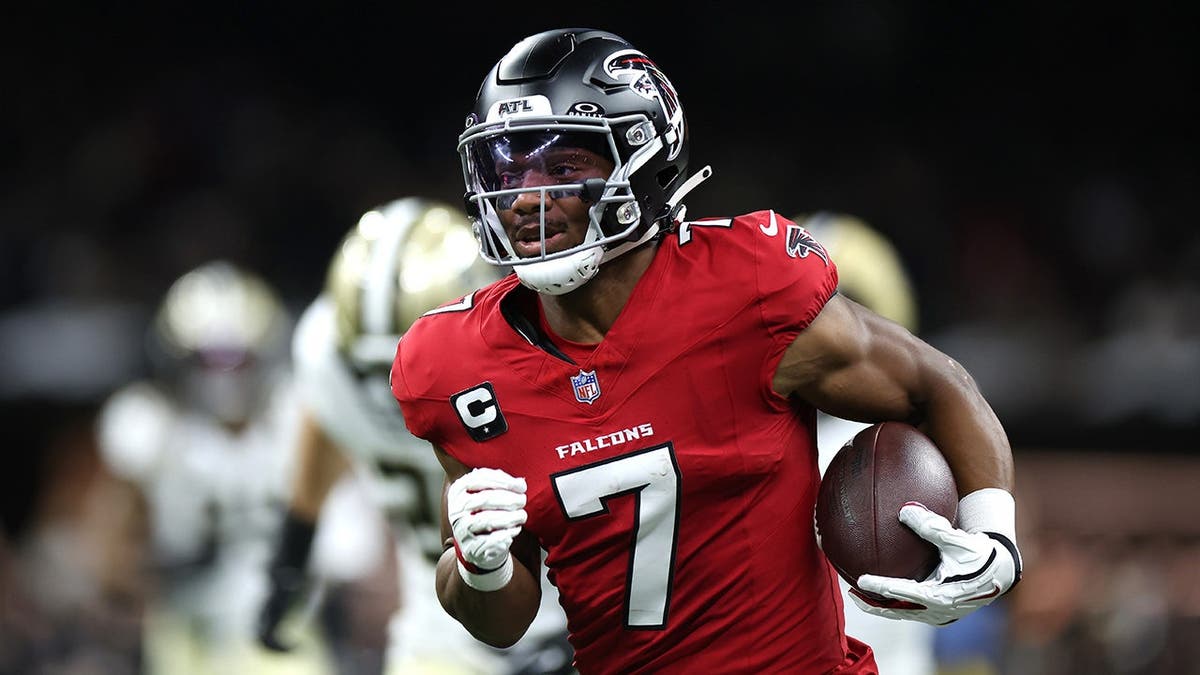 Bijan Robinson runs with the ball for a touchdown during a game at Caesars Superdome.