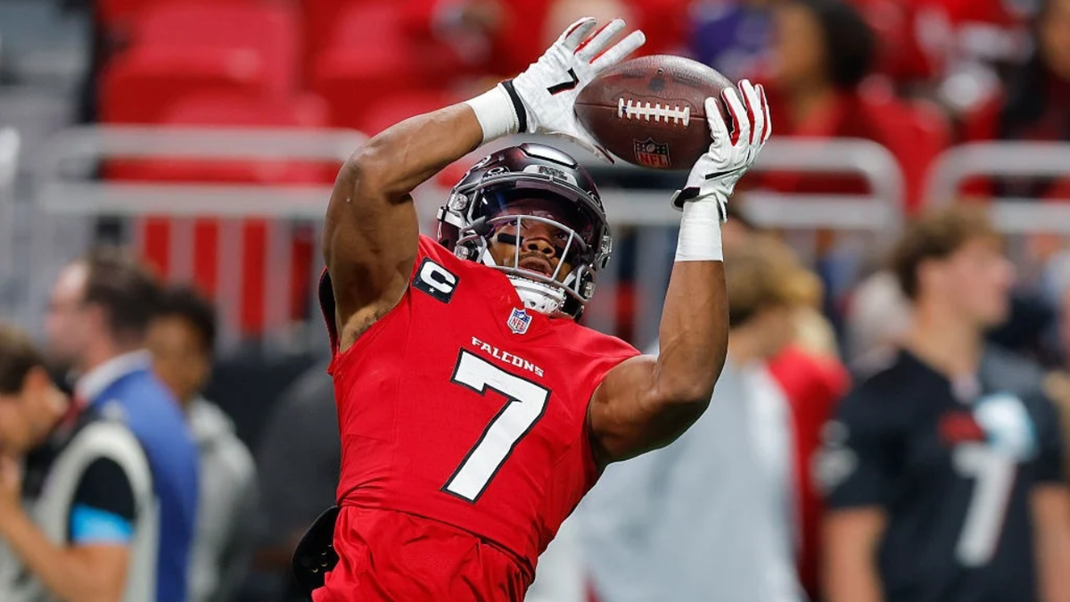Bijan Robinson warms up before a game at Mercedes-Benz Stadium.