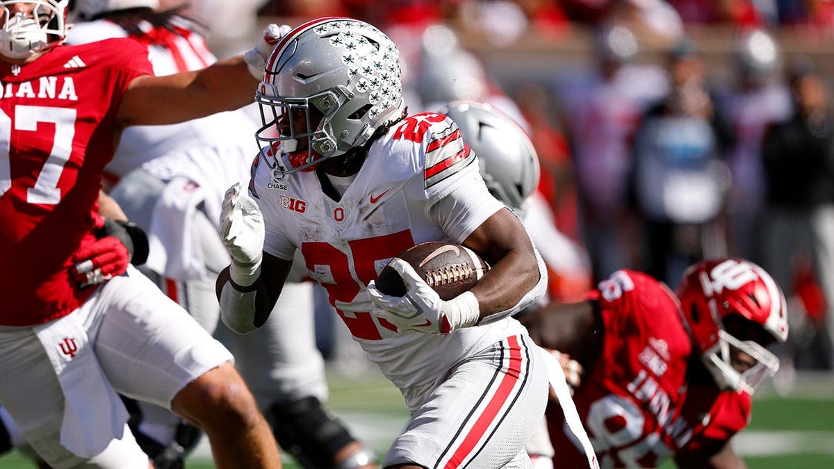 Bo Jackson runs upfield during Ohio State vs. Indiana college football game.
