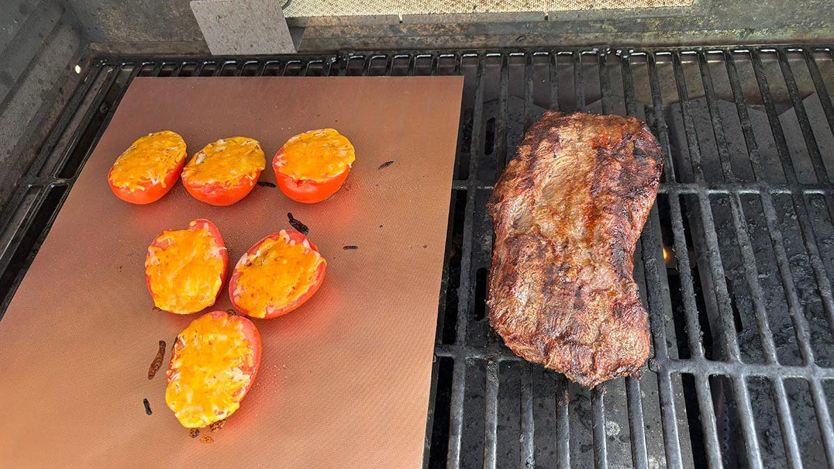 Screencaps reader Bob in Vegas sends in his meat.