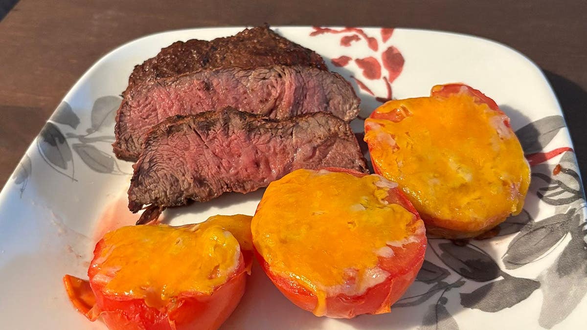 Screencaps reader Bob in Vegas sends in his meat.
