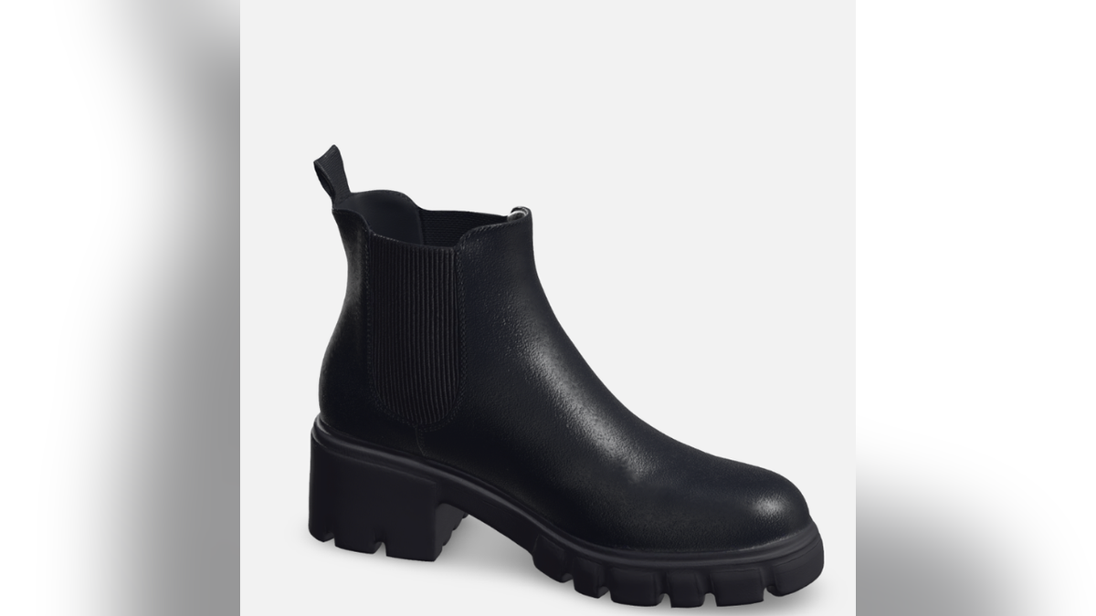 Athlefit’s Chelsea ankle boots feature elastic side panels for easy on-and-off wear.