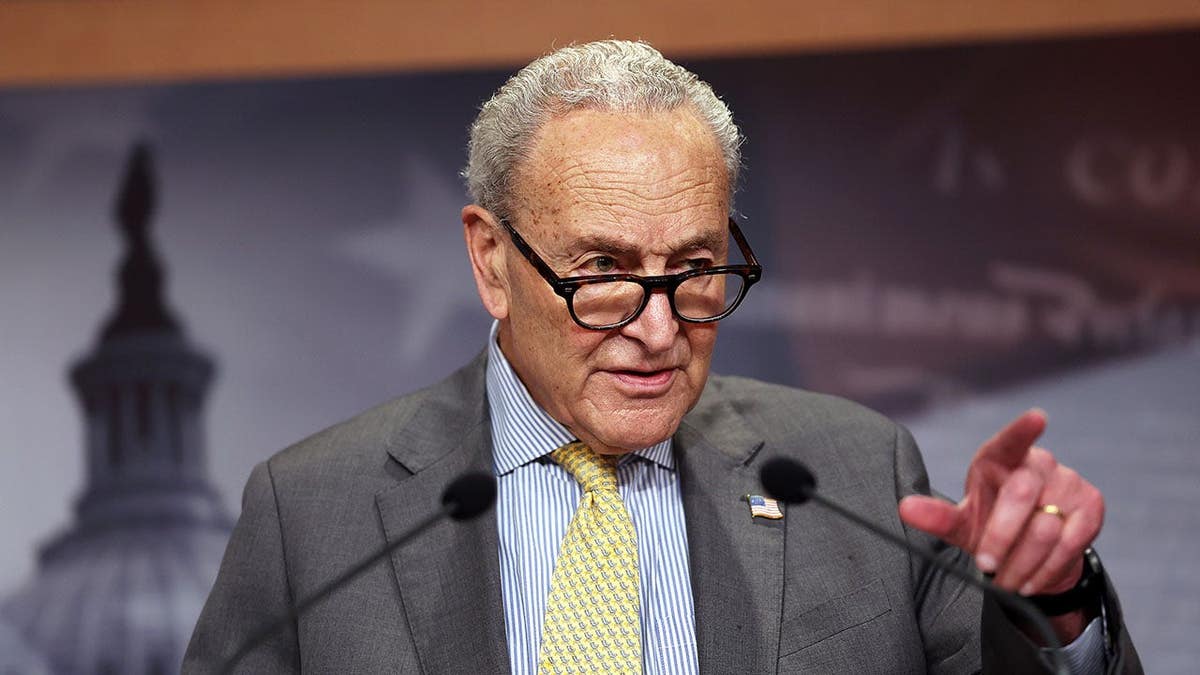 Chuck Schumer responde a una pregunta durante una rueda de prensa sobre los controles de exportación de IA de « China » en el Capitolio de EE. UU.