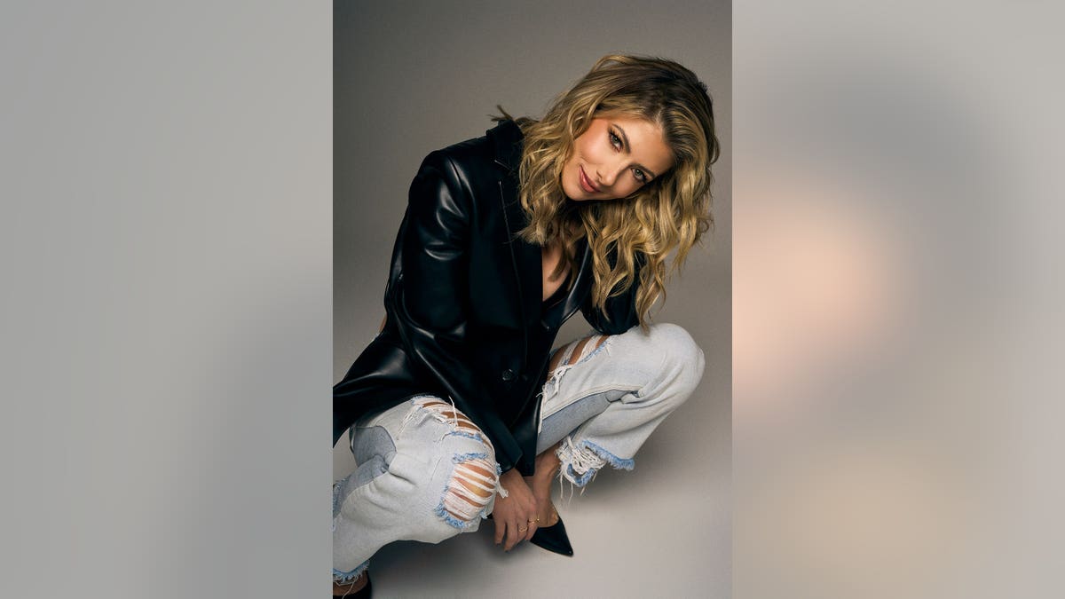 Kelly Rizzo in a studio setting.