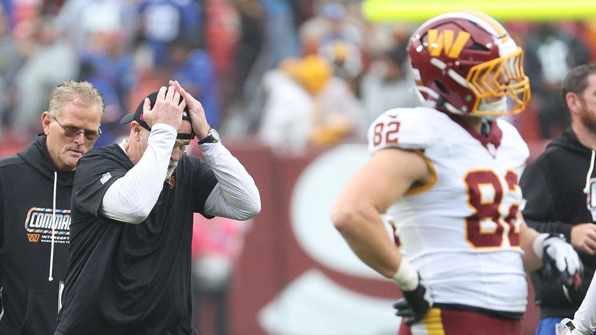 Dan Quinn reacts on the sideline at Northwest Stadium.
