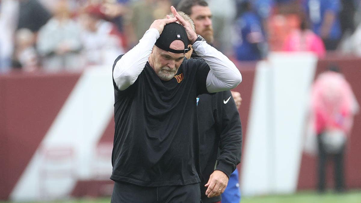 Dan Quinn reacts on the sideline at Northwest Stadium.
