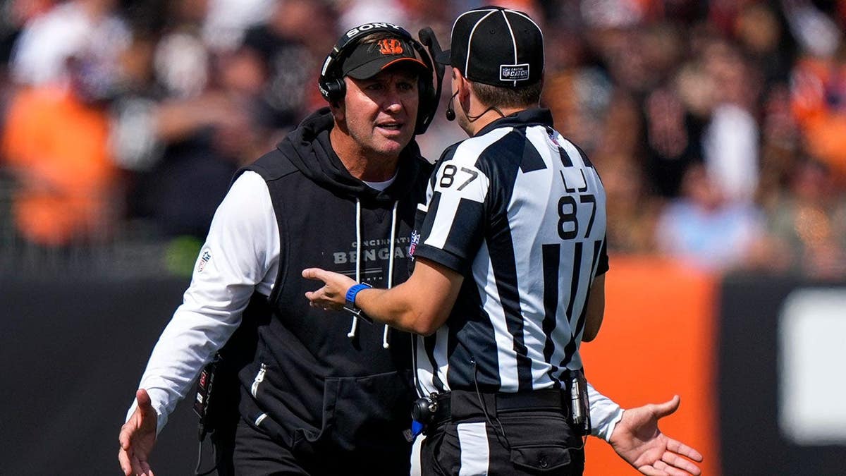 Darrin Simmons le grita a un árbitro durante un partido de la NFL , en el Paycor Stadium.
