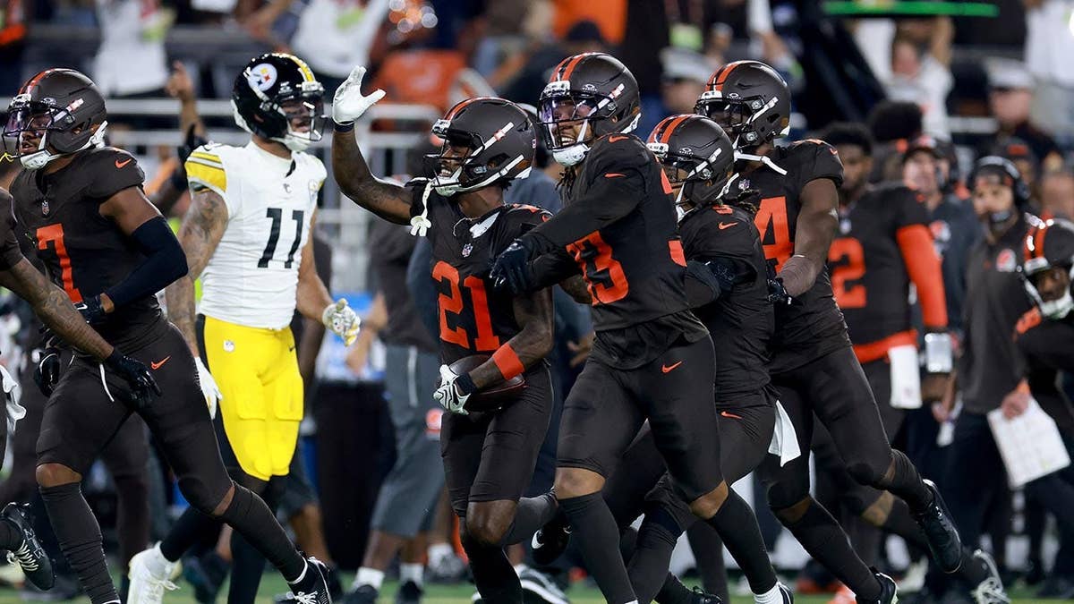 Denzel Ward celebrating with Cleveland Browns teammates