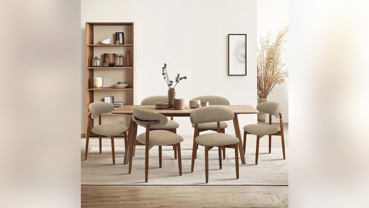 These dining chairs combine comfort and style.