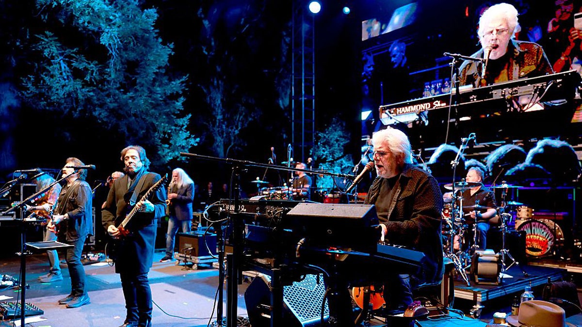 Patrick Simmons, left, Tom Johnston, John McFee, Marc Russo, Michael McDonald, and Ed Toth of the Doobie Brothers perform.
