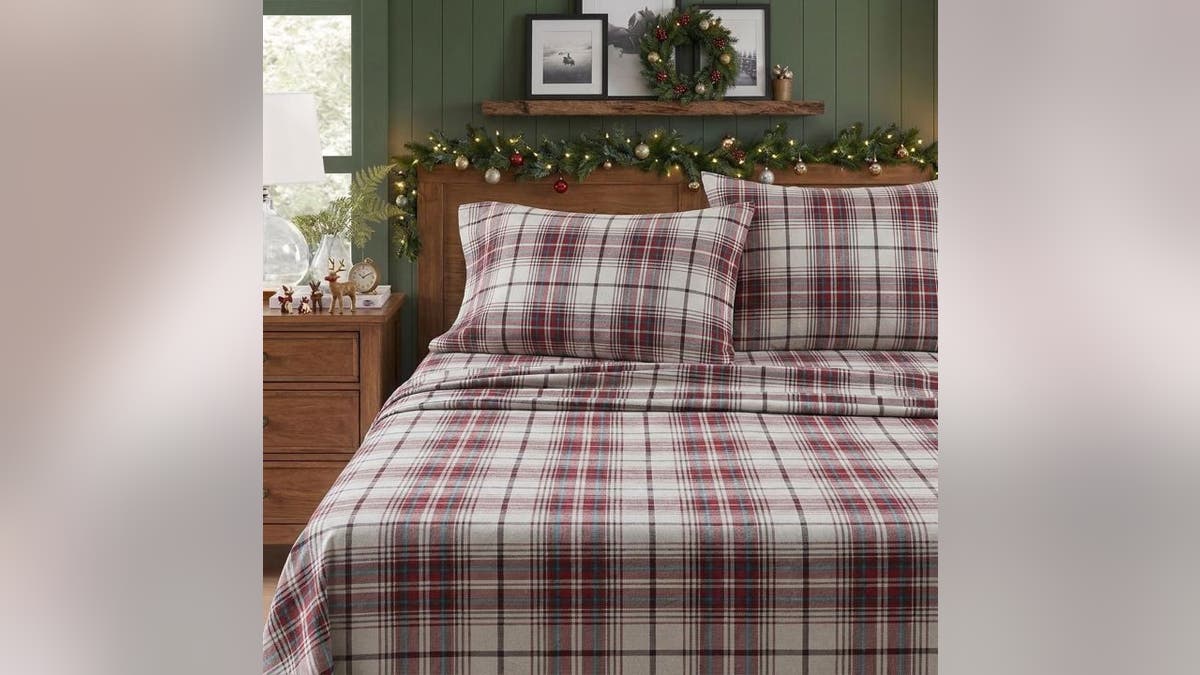 Amazon sold more than 600 of these sheet sets last month.