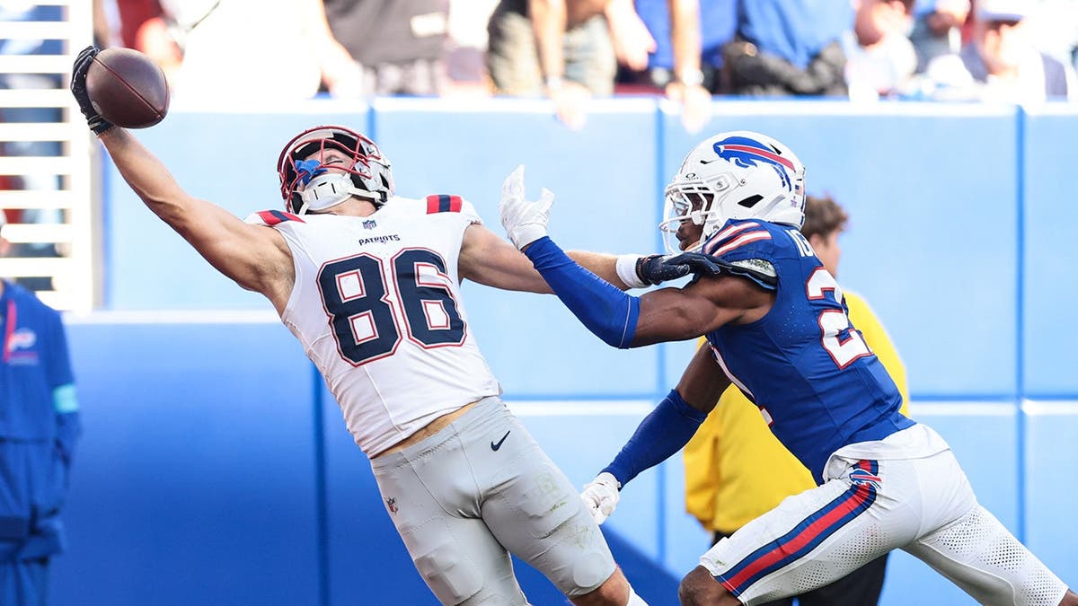 Efton Chism III of the New England Patriots makes a one-handed touchdown catch.