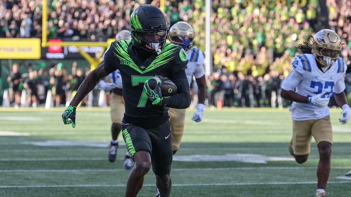 Evan Stewart runs after the catch during a game at Autzen Stadium