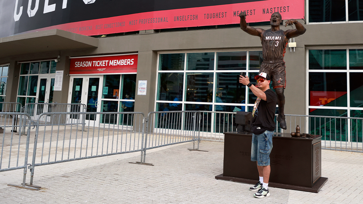 Fan with Dwyane Wade statue