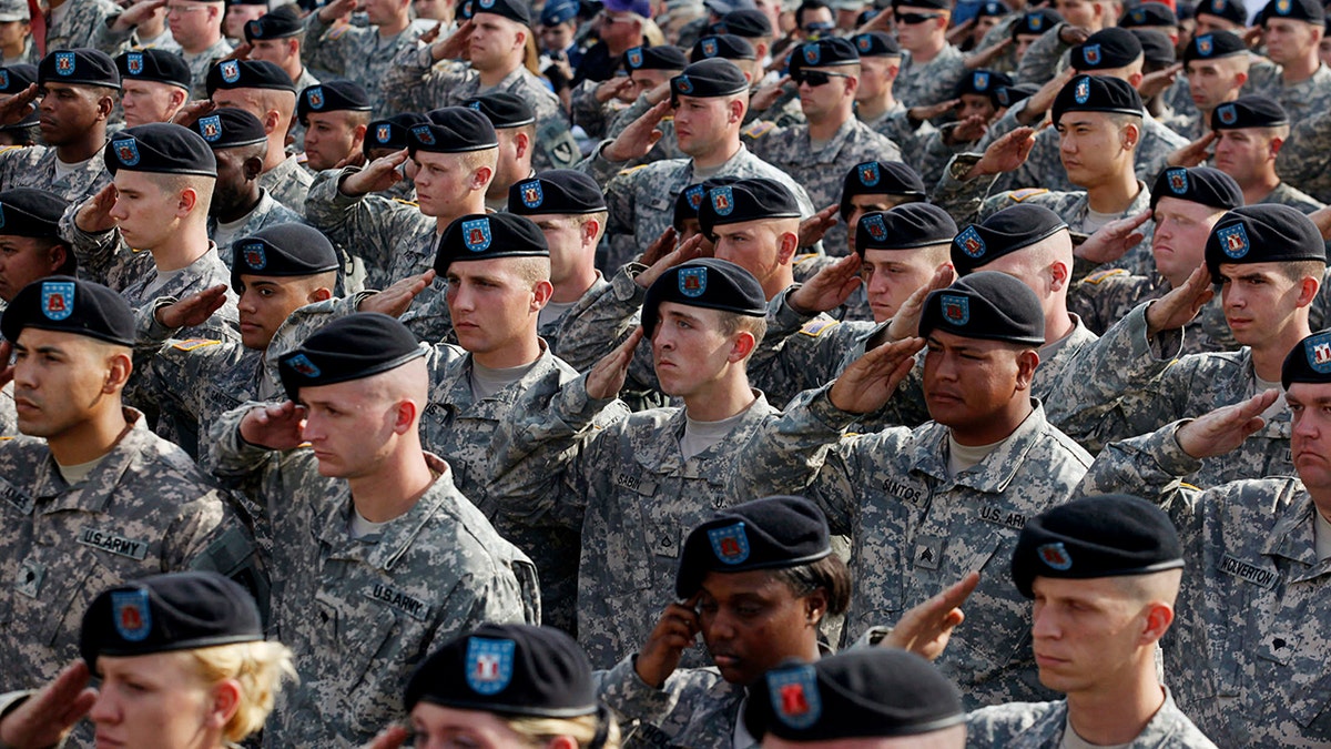 Soldados del Ejército de EE. UU. hacen el saludo militar 